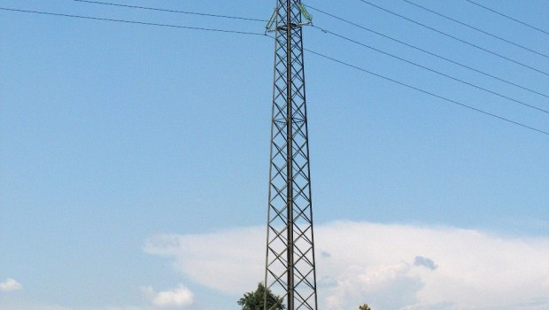 La vittima è un operaio cinese addetto alla manutenzione cavi in cantiere Terna. L’operaio morto nel Milanese era un cinese di 47 anni, dipendente in regola di una ditta specializzata in manutenzione delle linee elettriche. L’uomo stava lavorando ad un traliccio della Terna alto circa 30 metri quando per cause da chiarire è caduto nel vuoto. La squadra di operai, specializzata in questo tipo di interventi, era composta di cinque persone: tre a terra e due sul traliccio, a quanto sembra perfettamente imbracati. Gli ispettori del servizio di prevenzione infortuni sul lavoro della Asl di Gorgonzola stanno accertando cosa […]