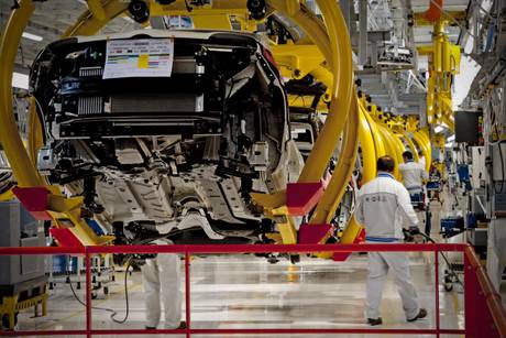 Caro direttore, nonostante l’annuncio in pompa magna con largo anticipo, Renzi rinuncia la visita a Bagnoli, temendo contestazioni che ovunque vada, dilagano in crescendo. Forse si farà vedere da quelle parti, dice, ma senza preannunci, insomma, all’improvviso come i ladri, cercando di farla franca. La mobilitazione operaia non ha fatto in tempo a muovere i primi passi e già le orecchie di Renzi fischiano come un Jet. Operai proseguiamo su questa strada. Studenti e precari sono appena scesi in piazza, e Renzi è in preda a forme allergiche. Giovani contestatori, la strada è giusta. La sicumera di Renzi seduta […]