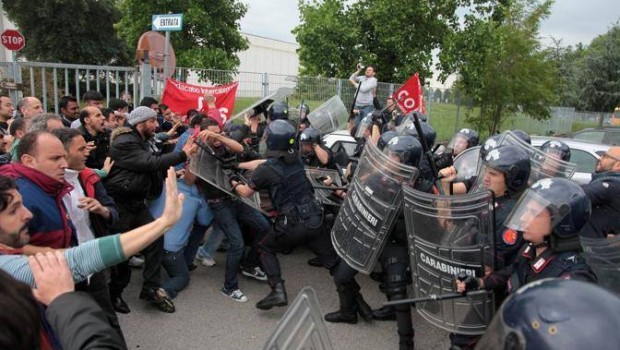 Redazione di Operai Contro, è finito il tempo in cui i leccaculo della stampa padronale levavano inni alle guerre civili in Nord Africa. Il popolo scendeva nelle piazze per protestare contro la miseria e la mancanza di lavoro. Cosa c’è oggi in italia? Miseria e disoccupazione. Padroni e politici con i loro leccaculo della stampa avvertono dei pericoli del fascismo. Il fascismo di Mussolini nacque come difesa degli interessi dei padroni. La manovalanza del fascismo fu la piccola borghesia. “Le politiche di bilancio devono essere mantenute su sentieri sostenibili, altrimenti non vi è crescita duratura possibile”. Parola di Mario Draghi, presidente […]
