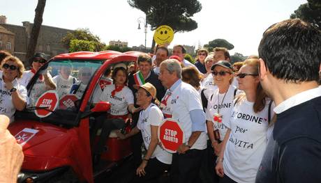 Redazione di Operai Contro, il Papa chiede di “mantenere viva l’attenzione sul tema così importante del rispetto della vita umana sin dal momento del suo concepimento”. Lo ha detto salutando nel Regina Coeli la “Marcia per la vita” tenutasi oggi a Roma, e citando la iniziativa delle parrocchie italiane a sostengo della campagna europea “Uno di noi” “per garantire protezione giuridica all’embrione, tutelando ogni essere umano sin dal primo istante della sua esistenza”. “Un momento particolare per coloro che hanno cuore la difesa della sacralità della vita umana – ha aggiunto il Papa – sarà la Giornata dell’Evangelium Vitae, […]