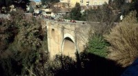Operai Contro, un operaio si e’ suicidato oggi gettandosi dal ponte Clementino a Civita Castellana, in provincia di Viterbo. E’ un cassintegrato uccisosi a causa della crisi economica. L’operaio, un ceramista di circa 50 anni, sposato e con tre figli, e’ morto sul colpo. Inutile ogni soccorso. Mentre i sindacati sono seduti a mangiare con padrone e politici, all’operaio è arrivata la voce che a settembre avrebbe potuto perdere definitivamente il lavoro. Oggi nella provincia di Viterbo su circa 70 aziende e tremila addetti, ben due terzi sono interessati dalla crisi: in oltre 50 di queste, superano i duemila […]