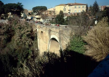 Operai Contro, un operaio si e’ suicidato oggi gettandosi dal ponte Clementino a Civita Castellana, in provincia di Viterbo. E’ un cassintegrato uccisosi a causa della crisi economica. L’operaio, un ceramista di circa 50 anni, sposato e con tre figli, e’ morto sul colpo. Inutile ogni soccorso. Mentre i sindacati sono seduti a mangiare con padrone e politici, all’operaio è arrivata la voce che a settembre avrebbe potuto perdere definitivamente il lavoro. Oggi nella provincia di Viterbo su circa 70 aziende e tremila addetti, ben due terzi sono interessati dalla crisi: in oltre 50 di queste, superano i duemila […]