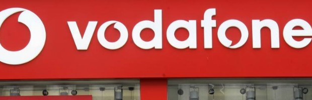 Redazione di Operai Contro, Vodafone Italia e i sindacati hanno firmato un accordo per 700 licenziamenti . La trattativa, sottolinea una nota della società, “ha avuto come obiettivo l’individuazione di un equilibrato bilanciamento tra esigenze dell’azienda e soluzioni sostenibili per le persone, in un difficile contesto di mercato determinato dalla crisi macroeconomica, dalla forte pressione competitiva, dal drastico calo dei prezzi e dagli interventi regolatori: fattori che stanno influenzando in modo molto critico l’andamento del settore delle telecomunicazioni”. Tante chiacchiere per dire licenziamenti Un lavoratore Vodafone