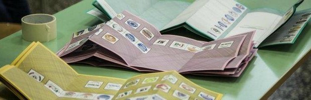 Hanno chiuso alle 22 i seggi per le elezioni comunali e verranno riaperti domani, tra le 7 e le 15 nei 563 Comuni interessati, tra cui Roma e Ancona. Chiuse, invece, definitivamente, le urne della Valle d’Aosta per le elezioni regionali, per le quali si e’ votato un solo giorno, come pure per le comunali nel piccolo Comune di Pergine Valsugana (Trento). Per le elezioni comunali la percentuale di votanti rilevata alle ore 22 di oggi e’ stata del 44,66%, oltre 15 punti in meno rispetto alle precedenti omologhe quando i votanti furono il 60,00%. Lo si apprende dal […]