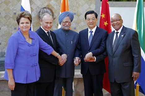 Ad ascoltare i “soloni” dell’economia politica, o almeno i presunti “esperti” del settore che fanno capo ad alcune scuole di pensiero assertrici del dogma della crescita del PIL “ad oltranza”, la crisi economica internazionale avrebbe risparmiato i paesi “in via di sviluppo” come il Brasile e in generale i cosiddetti BRICS (acronimo che indica Brasile, Russia, India, Cina e Sudafrica), descritti come economie nazionali in fase di ascesa produttiva, caratterizzate da una forte crescita del PIL e delle esportazioni commerciali. Invece, come ben sappiamo, la crisi economica ha colpito, ed anche molto duramente, il Brasile, a dispetto di quanti fossero convinti dell’esatto contrario. La crisi economico-sociale […]