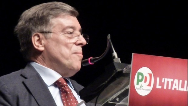 Redazione di Operai Contro Il ministro dello sviluppo economico Zanonato ha annunciato da Bologna  una serie di misure che verranno prese per “incentivare l’occupazione giovanile” in pratica ancora soldi ai padroni grandi e piccoli. Fondo di garanzia di 2 miliardi di euro per le imprese che chiederanno un prestito  e “….per trovare un modo per ridurre i costi fiscali nel lavoro giovanile, in particolare per chi assume a tempo indeterminato”. Sembra di risentire le elucubrazioni sulla riduzione del precariato della Fornero!!  Il governo antioperaio del tecnico Monti appoggiato dai partiti borghesi di destra e di sinistra e con la […]