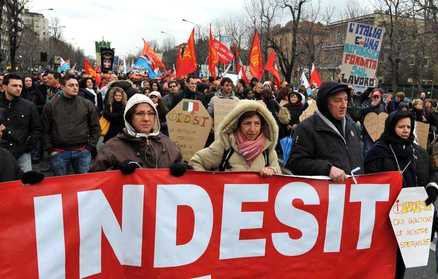 Redazione di Operai Contro, Avete ragione Landini è un venduto e quelli della segreteria della FIOM sono anche peggiori Riporto il comunicato della Segreteria nazionale della FIOM-CGIL per la morte del padrone: “La Segreteria nazionale della Fiom-Cgil esprime le proprie codoglianze alla famiglia Merloni per la scomparsa di Vittorio, imprenditore di Fabriano, che − dal 1975 con la Merloni Elettrodomestici e poi, attraverso diverse acquisizioni, con la Indesit di cui è stato presidente fino al 2010 − ha prodotto e fatto conoscere gli elettrodomestici italiani in tutto il mondo. Presidente di Confindustria legato al territorio ha scelto nella sua vita imprenditoriale […]