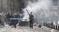 Nuovi scontri tra manifestanti e forze dell’ordine si sono verificati in nottata in Turchia, nonostante le scuse del governo per la violenza della polizia, nel tentativo di mettere fine all’ondata di proteste senza precedenti contro il primo ministro Tayyip Erdogan. PIAZZA TAKSIM – La polizia ha usato gas lacrimogeni e idranti per disperdere centinaia di manifestanti a Istanbul e ad Ankara che tentavano di dirigersi verso gli uffici del premier Recep Tayyip Erdogan nelle due città turche. CANNONI AD ACQUA – In piazza Taksim, divenuta ormai teatro di vaste proteste contro quelli che molti considerano il crescente autoritarismo del governo di […]