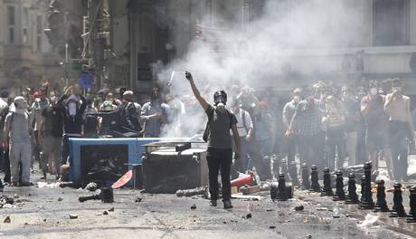 Nuovi scontri tra manifestanti e forze dell’ordine si sono verificati in nottata in Turchia, nonostante le scuse del governo per la violenza della polizia, nel tentativo di mettere fine all’ondata di proteste senza precedenti contro il primo ministro Tayyip Erdogan. PIAZZA TAKSIM – La polizia ha usato gas lacrimogeni e idranti per disperdere centinaia di manifestanti a Istanbul e ad Ankara che tentavano di dirigersi verso gli uffici del premier Recep Tayyip Erdogan nelle due città turche. CANNONI AD ACQUA – In piazza Taksim, divenuta ormai teatro di vaste proteste contro quelli che molti considerano il crescente autoritarismo del governo di […]