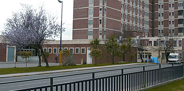 Egregio Direttore Una media di 15 giorni di ferie arretrate a testa. L’incazzatura è scoppiata perchè la direzione dell’ospedale di Nuoro, nega le ferie arretrate a chi ne fa richiesta, e le nega dopo avere emesso una circolare in cui dichiara che: le ferie del 2012 se non consumate entro il 30 giugno 2013, decadranno e non saranno neanche pagate. Una doppia provocazione che ci ha messo sul piede di guerra. La direzione dell’ospedale, da una parte dice di consumare le ferie vecchie che scadono e non saranno pagate, dall’altra non concede ferie perchè il personale è sotto organico: […]