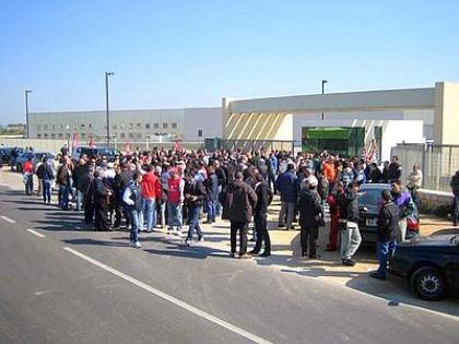 Redazione di Operai Contro, i sindacati sono sempre al servizio di Natuzzi. Hanno concesso, CIG, contratti di solidarietà, licenziamenti e ruiduzioni di salario. I politici hanno regalato a Natuzzi milioni. Politici e sindacalisti erano convinti che svenduti gli operai al padrone, Natuzzi avrebbe continuato a sfruttare tranquillamente gli operai senza ulteriori licenziamenti Invece si sbagliavano Antonio Cavallera, direttore operativo del gruppo di Santeramo in Colle, ha annunciato 1.000 esuberi al termine del contratto di solidarietà, in scadenza a fine 2018. Questo è il ” futuro sereno” che i sindacalisti venduti hanno assicurato agli operai Ora i venduti vogliono il […]