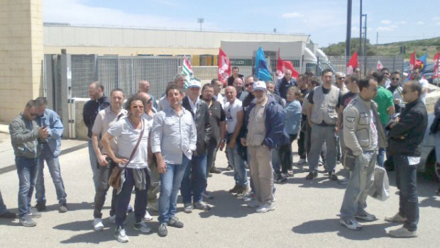 Redazione di Operai Contro, Natuzzi licenzia e incolpa la concorrenza «È l’ultima cosa che avrei voluto fare nella mia vita imprenditoriale. Ma non c’erano più alternative. La concorrenza cinese, noi, ce l’abbiamo in casa, sulla Murgia, e ci danneggia anche di più della Cina e dell’euro forte. Devo fare l’impossibile per salvaguardare il lavoro per 2.800 famiglie». Intanto gli operai continuano gli scioiperi Un operaio Pugliese