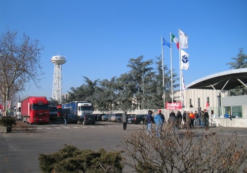 COMPAGNI, operai della Ferrari: il 22/03/ 2014 a Modena si è svolta un’assemblea organizzata da operai della Fiat Cnh, Coop e lavoratori di Hera. La partecipazione non è stata alta, ma qualitativamente importante. Hanno partecipato dei compagni della Toscana che hanno portato il loro contributo al dibattito con interventi e con documenti scritti molto interessanti che ci hanno lasciato e che vogliamo analizzare e condividere con altri operai. Sono intervenuti gli operai del presidio INNSE che ci hanno dato anche la possibilità di proiettare un documentario dal titolo “DELL ‘ARTE DELLA GUERRA”. Hanno dato il loro contributo alcuni operai […]