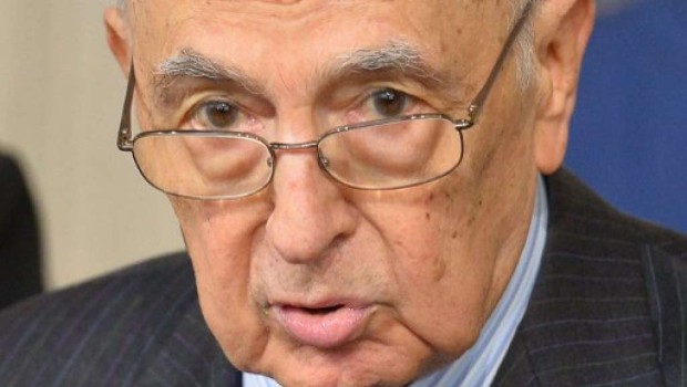 Egregio Direttore, Napolitano ha dato l’ultimatum: “vigilerò sui partiti, riforme certe entro 18 mesi”. Quali sarebbero queste riforme? Napolitano parla chiaro: “da qui al giugno 2014 l’Italia dovrà darsi una prospettiva nuova”. Le famose riforme sarebbero “una nuova prospettiva”, nel dettaglio: –        nuove regole per eleggere il capo dello Stato –        cambiare la legge elettorale, o almeno fingerlo di farlo –        certezze che ai partiti, con il nuovo finanziamento arrivino più soldi di prima. Queste sarebbero le riforme principali nella “nuova prospettiva” delineata da Napolitano. Operai, se non vogliamo arrivare al “si salvi chi può”, costruiamo il nostro partito. […]