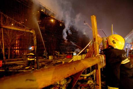 Sono 112 i morti dell’incendio divampato in un allevamento di polli nella città cinese di Dehui. Il nuovo bilancio è stato fornito dalle autorità che poco prima avevano annunciato 93 morti e 54 feriti nel rogo. “I morti sono saliti a 112”, si legge sull’account Weibo, il twitter cinese. Al momento dell’incendio, per cause ancora da chiarire, nell’impianto si trovavano 300 operai, ha precisato l’agenzia Nuova Cina, aggiungendo che i soccorsi sul posto non sanno ancora quanti siano rimasti intrappolati. I vigili del fuoco sono riusciti a spegnere le fiamme dopo oltre 6 ore. In base ad una prima […]