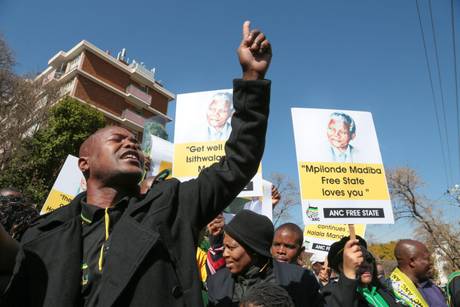 Redazione di Operai Contro, l’assassino Obama vuole sfruttare ogni occasione per presentarsi come il presidente USA più democratico della storia. Saputo che Mandela è sul punto di morte voleva farsi fotografare al suo capezzale Scontri tra poliziotti antisommossa e manifestanti che protestano contro la visita di Barack Obama sono in corso a Johannesburg Obama è molto cauto e sa che un’insistenza eccessiva potrebbe avere un effetto boomerang sulla sua immagine. Per cui precisa di non avere “alcun bisogno di fare una photo opportunity” assieme a ‘Madiba’. Centinaia di persone si sono date appuntamento davanti all’ambasciata americana per un sit […]