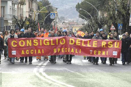 Redazione di Operai Contro, non c’è bisogno di andare in Turchia per essere aggrediti dalla polizia. Basta essere operai, basta voler difendere il miserabile salario. E’ accaduto tante volte negli ultimi anni è accaduto oggi a Terni. Noi operai dell’AST ex Thyssen abbiamo scioperato e occupato i binari della stazione in segno di protesta. Abbiamo protestato per la minaccia di licenziamento da parte del padrone. Ma, dopo l’occupazione della stazione, siamo stati attaccati dalla polizia. i Dopo gli scontri, lo sciopero, che doveva terminare alle 13, è stato prorogato di un’ora. Il corteo con alcune centinaia di operai, partito […]