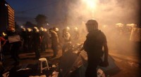 Scontri fra polizia e manifestanti sono in corso in alcuni quartieri di Istanbul, dove Piazza Taksim è stretta d’assedio da un imponente dispositivo di polizia. Migliaia di manifestanti convergono verso la piazza simbolo della rivolta. Il governatore di Istanbul ha dichiarato che non autorizzerà la manifestazione organizzata per oggi a Piazza Taksim. Sono già segnalati scontri con la polizia, che ha usato gas lacrimogeni e cannoni a acqua, nel quartiere alawita di Gazi, a Sisli, Kurtulus e Harbiye. La gendarmeria ha bloccato il ponte sul Bosforo per impedire ai manifestanti in arrivo dalla riva asiatica di avvicinarsi. La polizia turca […]