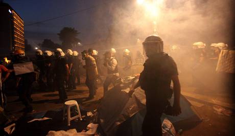 Scontri fra polizia e manifestanti sono in corso in alcuni quartieri di Istanbul, dove Piazza Taksim è stretta d’assedio da un imponente dispositivo di polizia. Migliaia di manifestanti convergono verso la piazza simbolo della rivolta. Il governatore di Istanbul ha dichiarato che non autorizzerà la manifestazione organizzata per oggi a Piazza Taksim. Sono già segnalati scontri con la polizia, che ha usato gas lacrimogeni e cannoni a acqua, nel quartiere alawita di Gazi, a Sisli, Kurtulus e Harbiye. La gendarmeria ha bloccato il ponte sul Bosforo per impedire ai manifestanti in arrivo dalla riva asiatica di avvicinarsi. La polizia turca […]