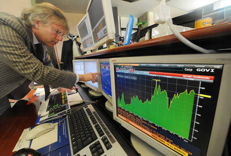 Piazza Affari peggiora a vista d’occhio mentre i mercati europei perdono oltre 2 punti percentuali dopo le indicazioni della Fed. Il Ftse Mib perde il 2,01%, mentre a pesare sul listino sono soprattutto i bancari con la Bper in asta di volatilità (-2,72%), Intesa Sanpaolo che perde il 3,7% e Ubi Banca il 3,91%. BORSE EUROPEE IN DIFFICOLTA’ – Borse europee in difficoltà in scia alle indicazioni arrivate dalla Fed, che stima una riduzione degli stimoli all’economia degli Stati Uniti. In rosso quindi l’intero Continente che replica al tonfo dei mercati asiatici. Francoforte maglia nera con una calo del 2,3 […]