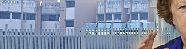 di Antonella Mascali | 21 giugno 2013   Fa il ministro tecnico della Giustizia Annamaria Cancellieri, ma per due volte in 48 ore fa sapere che la “strada maestra” per risolvere la vergogna delle carceri italiane è quella dell’amnistia o dell’indulto. Un provvedimento che, se scritto con criteri esclusivamente umanitari, potrebbe anche essere utile, ma che per come è sempre stato fatto non ha mai risolto le condizioni terribili dei detenuti. Ha “graziato”, però, molti colletti bianchi. Il provvedimento deve essere approvato dai due terzi delle Camere e il Guardasigilli, inevitabilmente, passa la palla: “Spetta al Parlamento decidere, il problema è squisitamente politico e non mi […]