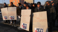 La ditta Cft ha annunciato che licenzierà 64 operai, impedendo le proteste nel perimetro aziendale. Falliti i tentativi di conciliazione. I Sindacati: “Dicono che non hanno soldi e da 15 giorni pagano bodyguards per sorvegliare chi manifesta” Una strada provinciale bloccata, i cancelli dell’azienda presidiati dall’alba per impedire qualsiasi ingresso. I lavoratori della Cft Rossi e Catelli di Parma continuano la protesta per impedire il licenziamento di 64 operai. Nonostante gli incontri e i tentativi di trattativa con i rappresentanti dei lavoratori, la proprietà non ha fatto passi indietro sul piano industriale che prevede la riduzione di un terzo dell’organico dello stabilimento […]