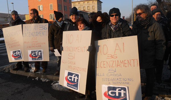 La ditta Cft ha annunciato che licenzierà 64 operai, impedendo le proteste nel perimetro aziendale. Falliti i tentativi di conciliazione. I Sindacati: “Dicono che non hanno soldi e da 15 giorni pagano bodyguards per sorvegliare chi manifesta” Una strada provinciale bloccata, i cancelli dell’azienda presidiati dall’alba per impedire qualsiasi ingresso. I lavoratori della Cft Rossi e Catelli di Parma continuano la protesta per impedire il licenziamento di 64 operai. Nonostante gli incontri e i tentativi di trattativa con i rappresentanti dei lavoratori, la proprietà non ha fatto passi indietro sul piano industriale che prevede la riduzione di un terzo dell’organico dello stabilimento […]