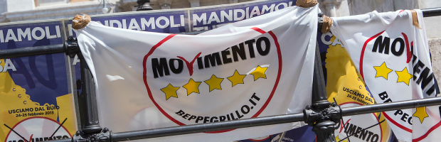 Redazione di Operai Contro, La vicenda che sta coinvolgendo l’amministrazione comunale di Quarto, cittadina in provincia di Napoli, guidata da un sindaco del movimento 5 stelle merita alcune riflessioni. La cronaca è nota ma è meglio ripercorrere gli avvenimenti essenziali. Il Sindaco di Quarto, Rosa Capuozzo, si è trovata nel fuoco di una indagine giudiziaria che ha svelato che uno dei consiglieri comunali eletti nelle file del suo movimento politico era in realtà il portavoce di interessi economici vicino alla camorra. Per indurre il sindaco a compiere scelte amministrative che assecondassero quegli interessi il consigliere sembra abbia ordito insieme […]