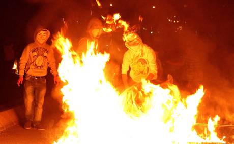 Nuovi scontri sono scoppiati stasera nel centro di Ankara: la polizia sta lanciando lacrimogeni e usa cannoni ad acqua per disperdere i manifestanti. Lo riferiscono diversi media. Centinaia di poliziotti anti-sommossa hanno usato abbondantemente gas lacrimogeni per disperdere i dimostranti sulla piazza centrale di Kizilay, teatro di manifestazioni antigovernative, e hanno fatto almeno due feriti. Dopo una ‘tregua’ di quasi due giorni nella violenza in Turchia, ci sono stati  di nuovo duri scontri fra polizia e manifestanti antigovernativi nella capitale Ankara e in altre citta’ del paese. Gli agenti anti-sommossa hanno disperso con la forza una manifestazione pacifica di […]