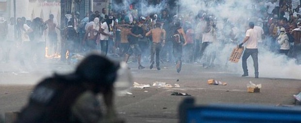 Redazione di Operai Contro, Il popolo brasiliano non ne poteva più. Non so come finirà la rivolta, ma sicuramente si formeranno nuovi combattenti contro i padroni. La rivolta del popolo Brasiliano è ben diverso dalle processioni di Roma. E nel suo discorso alla Nazione la presidente brasiliana sottolinea: “Gli stadi non tolgono fondi a sanità… e istruzione. Il governo ascolta ogni protesta ma non tollera la violenza. Combatteremo la corruzione e miglioreremo i servizi”. Ma è proprio la presidente brasiliana il capo dei politici corrotti al servizio dei padroni Da due settimane, il Brasile è attraversato da imponenti manifestazioni […]