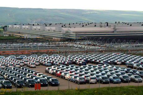 A maggio il mercato dell’auto in Europa (27 Paesi Ue piu’ quelli Efta) ha chiuso in calo del 5,9% a 1.083.430 vetture, contro le 1.151.531 del 2012. Si tratta – precisa l’Acea che diffonde i dati – del maggio piu’ basso dal 1993. Ad aprile era cresciuto dell’1,8%. Nei cinque mesi il mercato si attesta a 5.261.272 unita’, in calo del 6,8%. A maggio Fiat Group Automobiles ha immatricolato in Europa (27 Paesi Ue piu’ quelli Efta) 73.758 nuove vetture, in calo dell’11% rispetto alle 82.887 di un anno fa. Ad aprile le vendite del Lingotto erano scese del […]