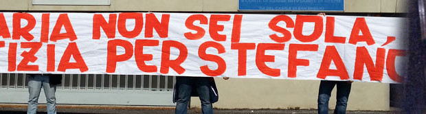 Gli avvocati degli agenti minacciano querele, i sindacati dei medici protestano, gli infermieri si inalberano e lasciano intendere che Stefano sia morto per colpa sua o peggio, nostra, i magistrati si sentono offesi. Io sono veramente commossa dall’attenzione e dal calore di tutti, tantissimi, coloro che ci danno manifestazione di solidarietà e vicinanza. Finché saranno con noi andremo avanti”. A due giorni dalla sentenza che confina a malasanità la morte del fratello Stefano, con l’assoluzione dei tre agenti di polizia penitenziaria e dei tre infermieri e le sole condanne – lievi – per i sei medici imputati, Ilaria Cucchi è tornata quella di sempre. Le lacrime hanno lasciato il posto […]