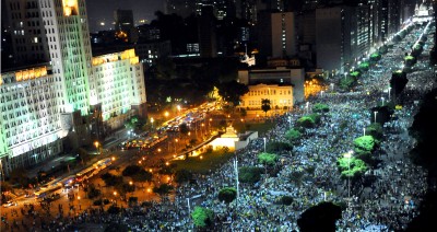 In Italia ci asfissiano con i dibattiti dei politici e degli esperti, intanto il governo del Pd e Pdl continua a tagliare In Italia i leccaculo della stampa ci rompono i coglioni con le vicende giudiziarie del puttaniere delinquente Berlusconi In Italia una piccola borghesia accattona continua a belare In Brasile la protesta dilaga  Imponente manifestazione, ieri sera, a Rio De Janeiro. Oltre 500 mila persone hanno preso parte ad un immenso corteo che ha letteralmente “occupato” la città. Nonostante la decisione delle autorità municipali di “cancellare” gli aumenti delle tariffe dei trasporti, aumenti che avevano innescato le prime […]