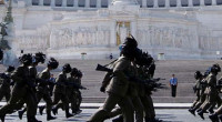 di Enrico Piovesana | 2 giugno 2013 I due milioni di euro per la parata militare “sotto tono” del 2 giugno – l’anno scorso era costata 2,6 milioni – sono solo la ciliegina sulla torta delle spese militari italiane, che quest’anno ammontano a17,64 miliardi di euro. Una cifra gigantesca, in linea con gli anni passati, che se per oltre metà va a coprire i costi del personale (9,68 miliardi per gli stipendi di 177.300 persone) e della manutenzione di infrastrutture e mezzi (1,55 miliardi), per il resto serve a finanziare le missioni militari all’estero (un miliardo nel 2013, per due terzi destinati alla guerra in Afghanistan) ma soprattutto l’acquisto di nuovi aerei e […]