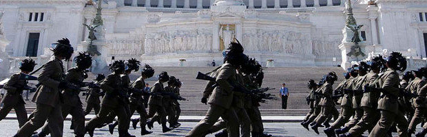 di Enrico Piovesana | 2 giugno 2013 I due milioni di euro per la parata militare “sotto tono” del 2 giugno – l’anno scorso era costata 2,6 milioni – sono solo la ciliegina sulla torta delle spese militari italiane, che quest’anno ammontano a17,64 miliardi di euro. Una cifra gigantesca, in linea con gli anni passati, che se per oltre metà va a coprire i costi del personale (9,68 miliardi per gli stipendi di 177.300 persone) e della manutenzione di infrastrutture e mezzi (1,55 miliardi), per il resto serve a finanziare le missioni militari all’estero (un miliardo nel 2013, per due terzi destinati alla guerra in Afghanistan) ma soprattutto l’acquisto di nuovi aerei e […]