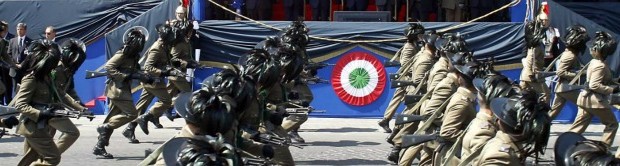 “Vogliono istituzionalizzare il ruolo della Difesa come trafficante di armi e piazzista estero al servizio di Finmeccanica, sdoganando il gigantesco conflitto di interessi tra apparato militare e industria bellica”. E’ durissimo il giudizio del generale Fabio Mini, ex comandante della missione Nato in Kosovo, sul provvedimento inserito nel secondo pacchetto di norme per la semplificazione che verrà discusso mercoledì in Consiglio dei ministri. Una modifica al Codice dell’ordinamento militareche prevede che la Difesa possa “svolgere per conto di Stati esteri attività di supporto tecnico-amministrativo ovvero contrattuale per l’acquisizione di materiali di armamento prodotti dall’industria nazionale”. “L’approvazione di questa norma – spiega il generale Mini – ufficializzerebbe una prassi consolidata, […]