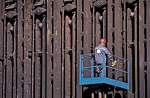 Redazione di Operai Contro, Bondi mette in esubero 800 operai Ferma gli impianti non perchè l’ILVA ci ammazza ma per la crisi di mercato La crisi di mercato ferma un altoforno Ilva e un’acciaieria. L’azienda ha annunciato lo stop dell’altoforno numero 2 a partire da luglio nel corso di un incontro con i rappresentanti di Fim, Fiom e Uilm.  La persistenza picchiata delle commesse, invece, ha convinto i manager della grande fabbrica ad anticipare la fermata dell’impianto.Il blocco di Afo2 comporterà l’esubero di ottocento lavoratori  Così il numero delle tute blu tarantine fuori dal ciclo produttivo salirà in estate […]