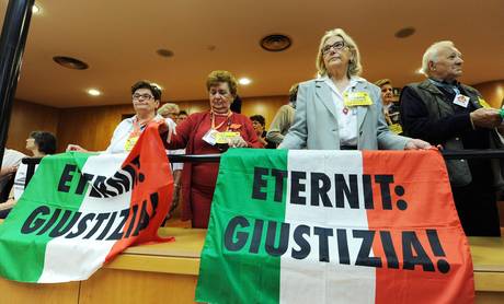 Redazione di Operai Contro,  “Questa sentenza è un inno alla vita, un sogno che si avvera”, dice alla fine il procuratore Raffaele Guariniello, che ha sostenuto l’accusa insieme ai colleghi Ennio Tomaselli, Sara Panelli e Gianfranco Colace. Guariniello ha voglia di scherzare: il processo è iniziato nel 2001 e solo nel 2013 abbiamo il processo in appello. Nessun imputato è in galera, nessun risarcimento è stato pagato. Guariniello i padroni dell’eternit hanno fatto una strage di operai e chissa quanti altri moriranno, e parli di inno alla vita. Guariniello 3000 morti e malati e solo una condanna a 18 […]