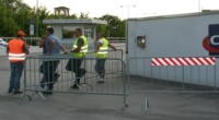Vigilantes e transenne davanti ai cancelli dell’azienda per impedire agli operai di fare picchetti o organizzare proteste. Il provvedimento dei vertici della Cft Rossi e Catelli di Parma, che si occupa di impiantistica alimentare soprattutto nella filiera del pomodoro, arriva proprio quando di manifestare i lavoratori ne avrebbero tutti i motivi: il giorno in cui l’impresa ha comunicato ai sindacati che metterà in mobilità 64 operai. L’annuncio di ristrutturazione è stato un fulmine a ciel sereno durante la presentazione del piano industriale. La ditta chiude in passivo da cinque anni e per ragioni di bilancio i tagli si devono fare e si abbattono tutti […]