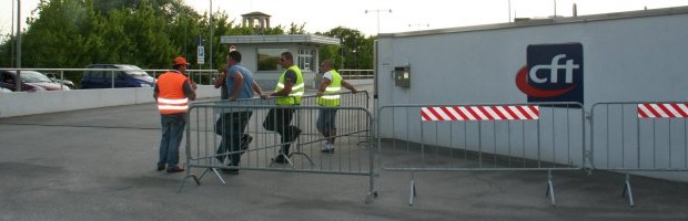 Vigilantes e transenne davanti ai cancelli dell’azienda per impedire agli operai di fare picchetti o organizzare proteste. Il provvedimento dei vertici della Cft Rossi e Catelli di Parma, che si occupa di impiantistica alimentare soprattutto nella filiera del pomodoro, arriva proprio quando di manifestare i lavoratori ne avrebbero tutti i motivi: il giorno in cui l’impresa ha comunicato ai sindacati che metterà in mobilità 64 operai. L’annuncio di ristrutturazione è stato un fulmine a ciel sereno durante la presentazione del piano industriale. La ditta chiude in passivo da cinque anni e per ragioni di bilancio i tagli si devono fare e si abbattono tutti […]