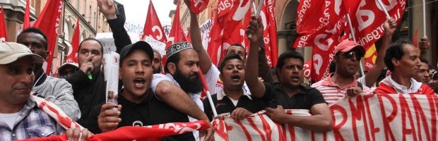 Dalle ore tre di questa mattina prima 100 adesso 300 operai giunti dai magazzini bloccano le 5 entrate della Granarolo a Bologna. Questa è la risposta ai 41 licenziamenti. Il si Cobas rifiuta di sottoscrivere la cassa integrazione proposta dal tavolo convocato dal prefetto dove erano presenti i tre porcellini, le cooperative, la lega delle cooperative, la Granarolo, tutti insieme questi signori volevano che fosse sospeso lo stato d’agitazione. Col nostro rifiuto è seguita la lotta, andremo avanti nei prossimi giorni fino al rientro dei lavoratori licenziati. Sabato 29 picchetto con la presenza dei lavoratori delle cooperative di Milano, […]