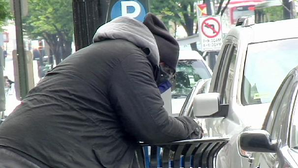 Un uomo siede sul marciapiede chiedendo qualche spicciolo per mangiare, un altro rovista nella spazzatura in cerca di qualche avanzo di cibo. Immagini drammatiche, rese ancora più sconcertanti dalla loro provenienza. Benvenuti a Washington, dimora di quello che un tempo veniva chiamato il “capo del mondo libero” e capitale della prima economia del mondo, gli Stati Uniti. Dal 2007 il numero di persone che richiedono assistenza è cresciuto in maniera drammatica del 25%, secondo gli organismi di beneficienza locali. I volontari sono preoccupati dal numero crescente di famiglie intere, giovani donne e bambini che cercano assistenza. “Cosa vediamo? Vediamo […]