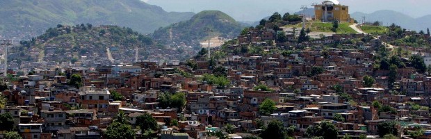 e pieghe luccicanti della rivoluzione economica e urbanistica di Rio De Janeiro, c’è chi paga un prezzo molto alto per il boom di una città al centro degli interessi internazionali e degli interventi infrastrutturali in vista di mondiali di calcio e Olimpiadi. Più alto e più antico di quello pagato dai cittadini frustrati da cattiva redistribuzione, corruzione e carenza di servizi, scesi in strada nelle ultime settimane. Sono gli ultimi e inascoltati: i residenti delle favelas. Lavoratori che nel buio dei vicoli delle loro comunità, si sono tristemente abituati negli anni a subire soprusi di politica, criminalità e polizia, stringendosi l’uno all’altro, […]