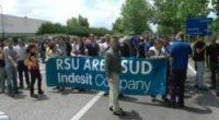Redazione di Operai Contro, Trecento operai e impiegati degli stabilimenti Indesit di Albacina e Melano hanno occupato l’ingresso della direzione della multinazionale a Fabriano.   Gli operai dello stabilimento Indesit di Teverola (Caserta) hanno bloccato questa mattina per alcune ore la strada statale 17 bis che collega Capua a Teverola e la strada che porta ad Aversa per protestare contro il piano aziendale che prevede il taglio di 1440 posti negli stabilimenti italiani, di cui 540 solo nel Casertano. Mobilitazione anche negli altri stabilimenti in tutto il Paese, come ad Albacina (Ancona), dove gli operai hanno manifestato sotto la […]
