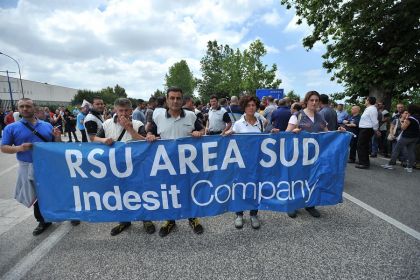 Redazione di Operai Contro, Da stamattina alle 5 fuori i cancelli degli stabilimenti 11 e 12 di Teverola, un blocco di alcune centinaia di operai ha impedito l’entrata  in fabbrica di 150 operai comandati dall’azienda per manutenzione delle linee di montaggio. Intanto Indesit mette in libertà i 500 operai  di Fabriano, fermo produttivo fino al 2 luglio Oggi il grosso dei dipendenti non lavora perché l’Indesit in questo periodo sta facendo ricorso alla cassa integrazione. La produzione si era già fermata ieri sera alle 20, quando da Roma era arrivata la notizia che  l’amministratore delegato  del gruppo, Marco Milani, in […]