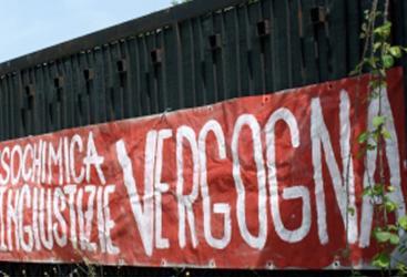 Redazione di Operai Contro, Il pubblico ministero di Torino, aveva detto che la sentenza per l’amianto, era un inno alla vita. Forse intendeva dire un Inno alla sua vita di ricco magistrato Per gli operai c’è sempre l’inno alla morte La fabbrica che mette i brividi nella Pianodardine di Avellino. La fabbrica della morte da amianto.Nove casi, per ora. E altri 140 operai ammalati. Che tremano. Sono gli ex operai di Isochimica, l’azienda dismessa di Elio Graziano, chiusa dal 1990 sotto il peso di un crac economico, che negli anni Ottanta ha lavorato alla coibentazione e scoibentazione di circa 2500 carrozze delle Ferrovie dello Stato. Ripulendole dall’amianto che […]