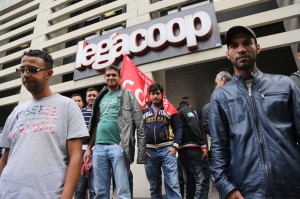 Le prime di 40 lettere di licenziamento sono arrivate. E i facchini, tutti stranieri, che lavoravano dentro alla Granarolo e alla Cogefrin all’Interporto sono andati a protestare sotto la sede bolognese di Legacoop, dopo che le tre cooperative (Global logic, Planet log e Work project) hanno espulso i dipendenti per i blocchi e le proteste delle ultime settimane. “Siamo venuti sotto Legacoop perché il presidente di Legacoop Bologna, Gianpiero Calzolari, è anche presidente di Granarolo, c’è un legame diretto”,