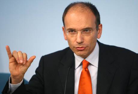 Redazione di Operai Contro, Nuovo record storico per il debito pubblico italiano, che ad aprile ha raggiunto i 2.041,3 miliardi di euro, con un aumento di 52,6 miliardi rispetto allo scorso dicembre e di 83,3 miliardi rispetto all’aprile 2012. E’ quanto emerge dal supplemento al bollettino statistico di Bankitalia. Continua ad aumentare la quota dei titoli di Stato italiani in mani estere dopo i picchi negativi registrati fra il 2011 e il 2012. Nel solo mese di marzo la quota di debito pubblico detenuta dagli investitori esteri è salita di 16 miliardi a 725,3 miliardi, contro i 1.309,5 miliardi […]