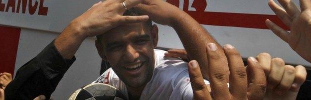 Mahmoud Sarsak è, anzi era una giovane promessa della nazionale di calcio palestinese. Il 22 luglio 2009 è stato arrestato e poi detenuto senza processo per tre anni nelle carceri israeliane, da cui è uscito solo l’anno scorso dopo un lungo sciopero della fame che ha debilitato alcuni suoi organi vitali. Sarsak due settimane fa era a Londra e durante il 37mo congresso Uefa ha consegnato al presidente Platini una richiesta formale affinché a Israele non fosse concesso di ospitare l’Europeo Under 21. Un appello cui ha fatto seguito quello promosso dall’arcivescovo sudafricano Desmond Tutu, dal regista britannico Ken Loach e altri, concordi nel ritenere “sconvolgente che la Uefa dimostri totale insensibilità nei confronti […]