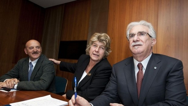 Ad una prima sommaria lettura il Patto sulla Rappresentanza nei luoghi di lavoro (in allegato)sottoscritto ieri a tarda sera tra Confindustria e CGIL CISL e UIL non si discosta dalle anticipazioni già circolate e che molto allarme avevano già giustamente sollevato nelle settimane scorse, tanto da indurre il Forum Diritti/Lavoro a convocare una prima Assemblea pubblica di discussione sulla questione. La definizione di «governissimo sindacale», utilizzata da molti per definire questo Patto che va ben oltre la definizione di criteri di verifica della rappresentanza sindacale, è assolutamente adatta a definire la volontà delle parti sottoscrittrici di escludere qualsiasi altro soggetto dalla rappresentanza del mondo del […]